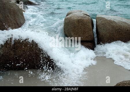 ay di fuochi Binalong Tasmania, onde che si infrangono su rocce sulla spiaggia Aborigeno Nome: Larapuna Foto Stock