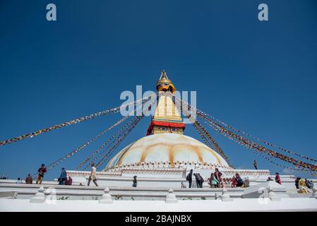 Kathmandu, Nepal - 8 marzo 2020: Pepope al famoso Boudha Stupa, uno dei più grandi stupa del mondo nella città di Kathmandu in Nepal Foto Stock