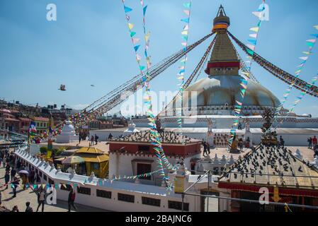 Kathmandu, Nepal - 8 marzo 2020: Pepope al famoso Boudha Stupa, uno dei più grandi stupa del mondo nella città di Kathmandu in Nepal Foto Stock