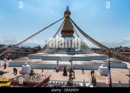 Kathmandu, Nepal - 8 marzo 2020: Pepope al famoso Boudha Stupa, uno dei più grandi stupa del mondo nella città di Kathmandu in Nepal Foto Stock