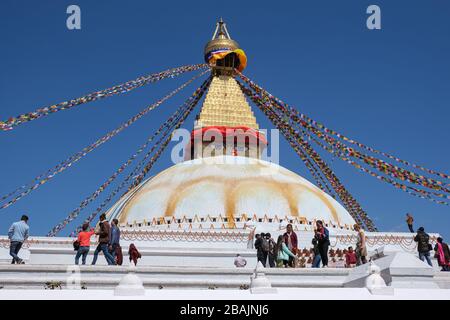 Kathmandu, Nepal - 8 marzo 2020: Pepope al famoso Boudha Stupa, uno dei più grandi stupa del mondo nella città di Kathmandu in Nepal Foto Stock