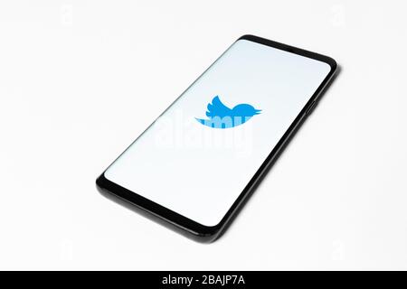 Funchal, Portogallo - Marzo 2020: Popolare applicazione di social media, Twitter, su uno smartphone moderno con uno sfondo bianco Foto Stock