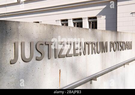 Potsdam, Germania. 25 Marzo 2020. La scritta "Justizzentrum Potsdam" all'ingresso della casa. Credit: Soeren Stache/dpa-Zentralbild/ZB/dpa/Alamy Live News Foto Stock