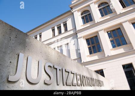 Potsdam, Germania. 25 Marzo 2020. La scritta "Justizzentrum" all'ingresso della casa. Credit: Soeren Stache/dpa-Zentralbild/ZB/dpa/Alamy Live News Foto Stock