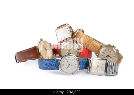 set di orologi antichi da polso su sfondo bianco Foto Stock