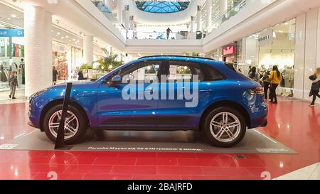 Ucraina, Kiev - 27 marzo 2020: La nuova Porsche Macan è presentata in una presentazione nel centro commerciale. Crossover compatto in blu. Una serie di foto al dif Foto Stock