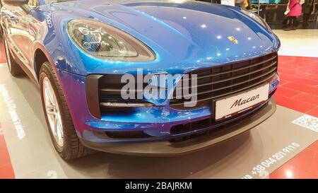 Ucraina, Kiev - 27 marzo 2020: La nuova Porsche Macan è presentata in una presentazione nel centro commerciale. Crossover compatto in blu. Una serie di foto al dif Foto Stock