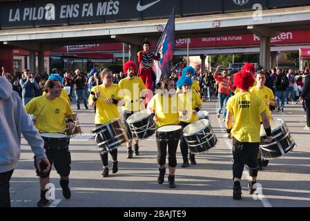 Artisti di fronte al Camp nou, poco prima della partita di calcio, FC Barcelona Foto Stock