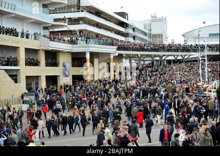 Le folle si riuniscono all'ippodromo di Cheltenham per il 2020 Festival delle corse, uno degli ultimi grandi incontri pubblici sotto la nube di coronavirus covid-19 Foto Stock