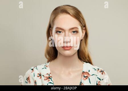 Bella donna redhead con ritratto dei capelli zenzero Foto Stock