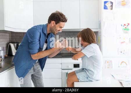 Padre e figlio in cucina Foto Stock