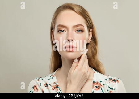 Donna perfetta ed elegante con ritratto di capelli zenzero Foto Stock