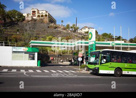 Puerto de la Cruz, Tenerife, Spagna - 29 marzo 2019: Autobus che passa per la stazione di servizio BP a Botanico Road. Foto Stock