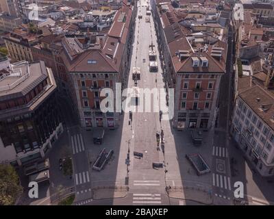 Milano, Italia. 28 Marzo 2020. Il drone di Milano riprende le strade e le piazze deserte a causa della quarantena per il Coronavirus COVID19, scatto panoramico di Via Dante (Davide Salerno/Fotogramma, Milano - 2020-03-28) p.s. la foto e' utilizzabile nel rispetto del contesto in cui e' stata vista, E senza intenzione diffamatorio del decore delle persone rappresentate Credit: Independent Photo Agency Srl/Alamy Live News Foto Stock