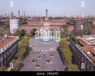 Milano, Italia. 28 Marzo 2020. Il drone di Milano riprende le strade e le piazze deserte a causa della quarantena per il Coronavirus COVID19, scatto panoramico di Piazza Castello (Davide Salerno/Fotogramma, Milano - 2020-03-28) p.s. la foto e' utilizzabile nel rispetto del contesto in cui e' stata vista, E senza intenzione diffamatorio del decore delle persone rappresentate Credit: Independent Photo Agency Srl/Alamy Live News Foto Stock