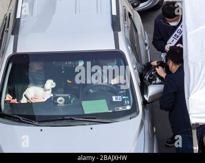 Seoul, Corea del Sud. 28 Marzo 2020. Un autista acquista cibo di mare senza scendere dall'auto al mercato all'ingrosso della pesca di Noryangjin a Seoul, Corea del Sud, 28 marzo 2020. La Corea del Sud ha riportato altri 146 casi di COVID-19 rispetto a 24 ore fa alla mezzanotte del sabato ora locale, portando il numero totale di infezioni a 9,478. Sono stati confermati altri cinque decessi, con un aumento del numero di decessi a 144. Il tasso di mortalità totale è stato pari al 1.52%. Credit: Lee Sang-ho/Xinhua/Alamy Live News Foto Stock