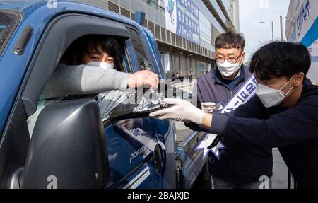 Seoul, Corea del Sud. 28 Marzo 2020. Un autista acquista cibo di mare senza scendere dall'auto al mercato all'ingrosso della pesca di Noryangjin a Seoul, Corea del Sud, 28 marzo 2020. La Corea del Sud ha riportato altri 146 casi di COVID-19 rispetto a 24 ore fa alla mezzanotte del sabato ora locale, portando il numero totale di infezioni a 9,478. Sono stati confermati altri cinque decessi, con un aumento del numero di decessi a 144. Il tasso di mortalità totale è stato pari al 1.52%. Credit: Lee Sang-ho/Xinhua/Alamy Live News Foto Stock