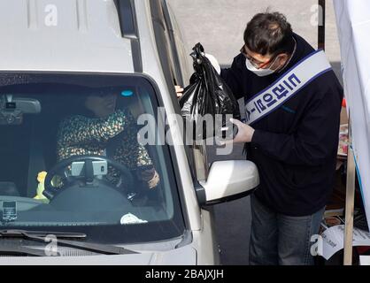 Seoul, Corea del Sud. 28 Marzo 2020. Un autista acquista cibo di mare senza scendere dall'auto al mercato all'ingrosso della pesca di Noryangjin a Seoul, Corea del Sud, 28 marzo 2020. La Corea del Sud ha riportato altri 146 casi di COVID-19 rispetto a 24 ore fa alla mezzanotte del sabato ora locale, portando il numero totale di infezioni a 9,478. Sono stati confermati altri cinque decessi, con un aumento del numero di decessi a 144. Il tasso di mortalità totale è stato pari al 1.52%. Credit: Lee Sang-ho/Xinhua/Alamy Live News Foto Stock