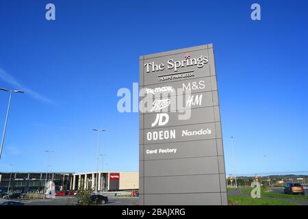 vista del parco al dettaglio di springs thorpe park leeds, regno unito Foto Stock