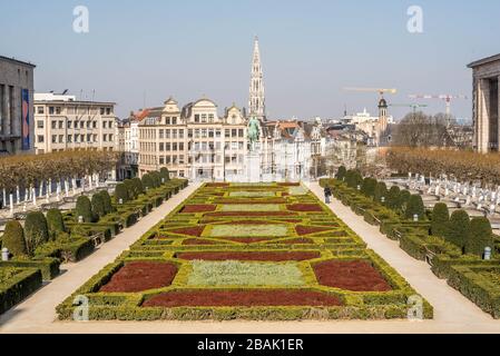 Bruxelles, Belgio. 27 marzo 2020. Immagine illustrativa delle strade vuote di Bruxelles dopo la conferenza a seguito di una riunione del Consiglio di sicurezza nazionale sul coronavirus a Bruxelles.i residenti belgi devono rimanere a casa, le misure corona sono state prorogate fino all'aprile 19 in Belgio, nelle Fiandre, a Bruxelles e in Vallonia.tutti gli altri movimenti non essenziali sono vietati, le riunioni sono vietate, i negozi non essenziali sono chiusi. (Foto di Jonathan Rao/Pacific Press/Sipa USA) Credit: Sipa USA/Alamy Live News Foto Stock