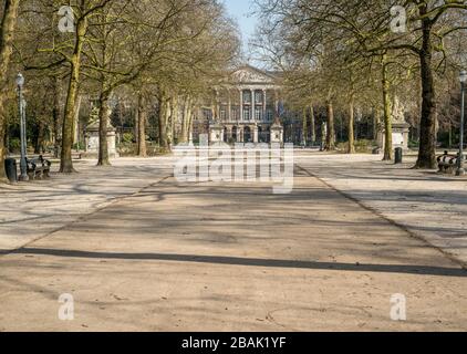 Bruxelles, Belgio. 27 marzo 2020. Immagine illustrativa delle strade vuote di Bruxelles dopo la conferenza a seguito di una riunione del Consiglio di sicurezza nazionale sul coronavirus a Bruxelles.i residenti belgi devono rimanere a casa, le misure corona sono state prorogate fino all'aprile 19 in Belgio, nelle Fiandre, a Bruxelles e in Vallonia.tutti gli altri movimenti non essenziali sono vietati, le riunioni sono vietate, i negozi non essenziali sono chiusi. (Foto di Jonathan Rao/Pacific Press/Sipa USA) Credit: Sipa USA/Alamy Live News Foto Stock