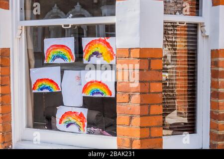 Wandsworth, Londra, Regno Unito. 28 marzo 2020. Rainbow drawings in winds - UN "simbolo di speranza" ispirato a un disegno di Sir Peter Blake, l'artista che ha disegnato la copertina della Sgt dei Beatles. Pepper album. Lo Standard della sera ha chiesto a Sir Peter di creare la sua versione mentre è in isolamento. Il "blocco" continua a Clapham - epidemia di Coronavirus (Covid 19) a Londra. Credit: Guy Bell/Alamy Live News Foto Stock