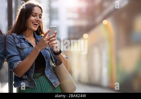 Ritratto di giovane donna in area urbana Foto Stock