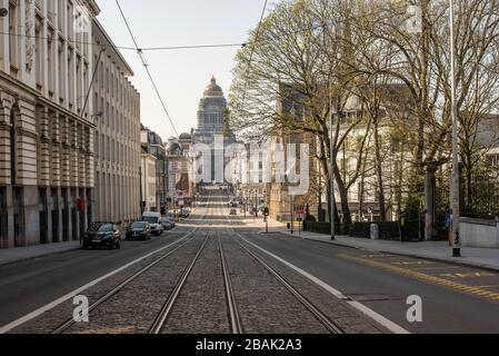 Bruxelles, Belgio. 27 marzo 2020. Immagine illustrativa delle strade vuote di Bruxelles dopo la conferenza a seguito di una riunione del Consiglio di sicurezza nazionale sul coronavirus a Bruxelles.i residenti belgi devono rimanere a casa, le misure corona sono state prorogate fino all'aprile 19 in Belgio, nelle Fiandre, a Bruxelles e in Vallonia.tutti gli altri movimenti non essenziali sono vietati, le riunioni sono vietate, i negozi non essenziali sono chiusi. (Foto di Jonathan Rao/Pacific Press/Sipa USA) Credit: Sipa USA/Alamy Live News Foto Stock