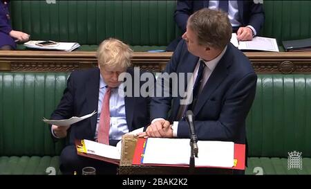In precedenza non pubblicato screengrab datato 25/03/20 del Segretario di Stato per la Scozia Alister Jack durante Scottish Questions nella Camera dei Comuni, si è levato in piedi di fronte al primo Ministro Boris Johnson. Il sig. Jack ha annunciato di aver sviluppato lievi sintomi associati al coronavirus e di essere autoisolato, a seguito di un annuncio di venerdì che il primo ministro è stato giudicato positivo per il 19. Foto Stock