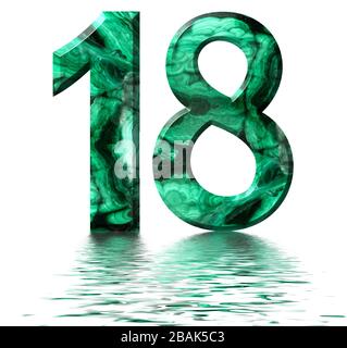 Numero arabo 18, diciotto, di malachite verde naturale, riflessa sulla superficie dell'acqua, isolata su bianco, resa 3d Foto Stock