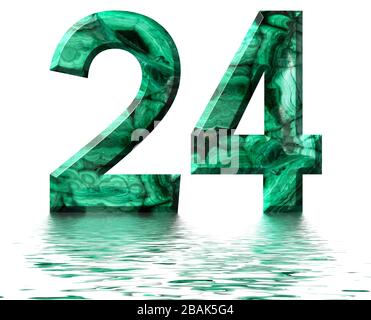 Numero arabo 24, ventiquattro, da malachite verde naturale, riflessa sulla superficie dell'acqua, isolata su bianco, resa 3d Foto Stock