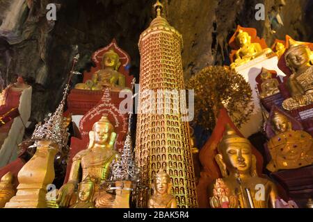 Statue d'oro e figurine di Buddha nelle Grotte di Pindaya, Myanmar Foto Stock