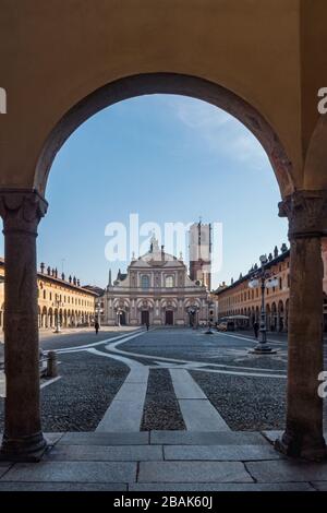 Piazza Ducale nel centro storico di Vigevano in provincia di Pavia, regione Lombardia, Italia Foto Stock