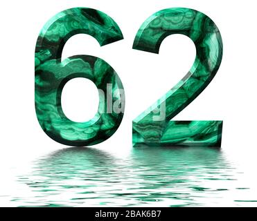 Numero arabo 62, sessantadue, da malachite verde naturale, riflessa sulla superficie dell'acqua, isolata su bianco, resa 3d Foto Stock