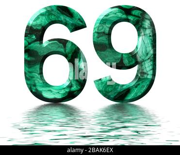 Numero arabo 69, sessantanove, da malachite verde naturale, riflessa sulla superficie dell'acqua, isolata su bianco, resa 3d Foto Stock