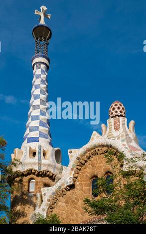 Progettato dall'architetto catalano Antoni Gaudí , Parco Güell di Barcelon. Foto Stock