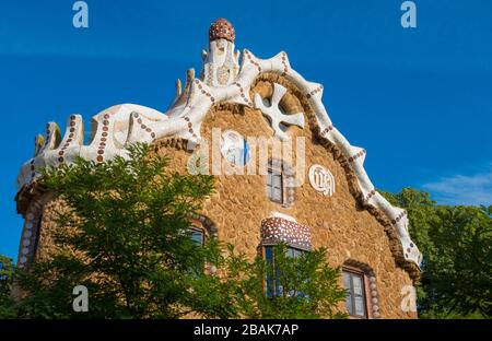 Progettato dall'architetto catalano Antoni Gaudí , Parco Güell di Barcelon. Foto Stock
