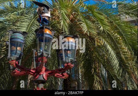 I lampioni progettati da Gaudí nella Plaça Reial di Barcellona. Foto Stock