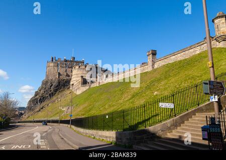 Castello di Edimburgo dal Castello Wynd North Steps durante il Coronavirus Pandemic Lockdown Foto Stock