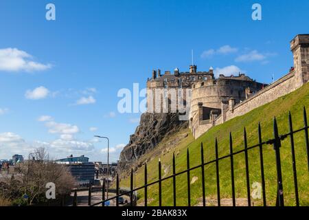 Castello di Edimburgo dal Castello Wynd North Steps durante il Coronavirus Pandemic Lockdown Foto Stock