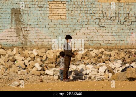 Giocare i bambini nel Cestino del Cairo città Foto Stock