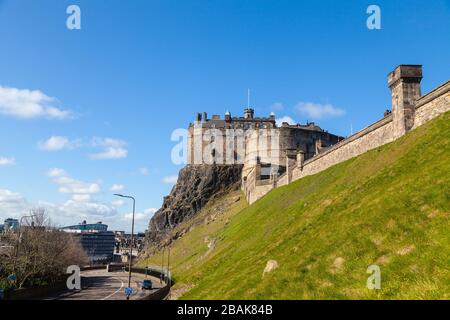 Castello di Edimburgo dal Castello Wynd North Steps durante il Coronavirus Pandemic Lockdown Foto Stock