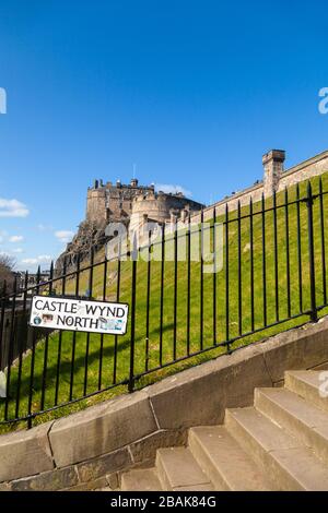 Castello di Edimburgo dal Castello Wynd North Steps durante il Coronavirus Pandemic Lockdown Foto Stock