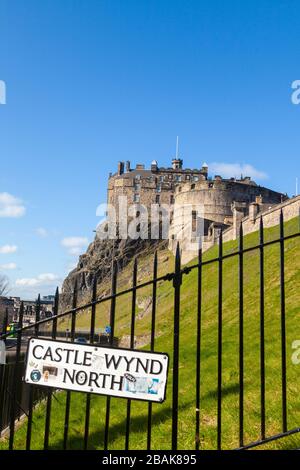 Castello di Edimburgo dal Castello Wynd North Steps durante il Coronavirus Pandemic Lockdown Foto Stock