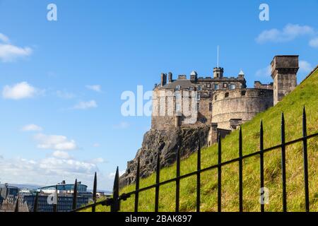 Castello di Edimburgo dal Castello Wynd North Steps durante il Coronavirus Pandemic Lockdown Foto Stock