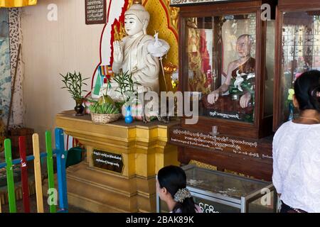 Uno dei tanti santuari del Buddha nella Pagoda di Botahtaung, Yangon, Myanmar Foto Stock