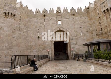 Città vecchia Gerusalemme, Israele. 28 Marzo 2020. Un anziano palestinese riposa al di fuori della porta di Damasco della Città Vecchia di Gerusalemme, sabato 28 marzo 2020. Il governo israeliano ha imposto strette restrizioni di movimento, lasciando aperti solo i negozi essenziali nel tentativo di fermare la diffusione della malattia di coronavirus. Foto di Debbie Hill/UPI Credit: UPI/Alamy Live News Foto Stock