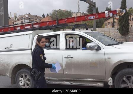 Gerusalemme, Israele. 28 Marzo 2020. Una polizia israeliana ferma le automobili, come parte delle restrizioni del coronavirus, fuori della Città Vecchia di Gerusalemme, sabato 28 marzo 2020. Il governo israeliano ha imposto strette restrizioni di movimento, lasciando aperti solo i negozi essenziali nel tentativo di fermare la diffusione della malattia di coronavirus. Foto di Debbie Hill/UPI Credit: UPI/Alamy Live News Foto Stock