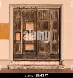 Una vecchia porta su un edificio abbandonato e derelitto a Senigallia, Italia Foto Stock