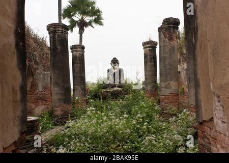 Rovine di Yandana Sime Pagoda in Inn Wa, Mandalay, Myanmar Foto Stock